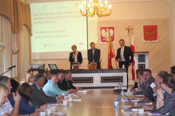 Bezpłatne szkolenia dla JST – jak sięgnąć po nowe fundusze