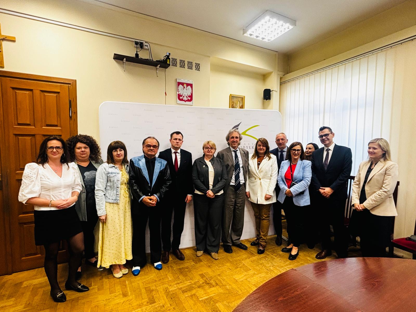 Przedstawiciele Komisji Europejskiej z wizytą w Kobyłce. Zobaczyli efekty „Premii społecznej”